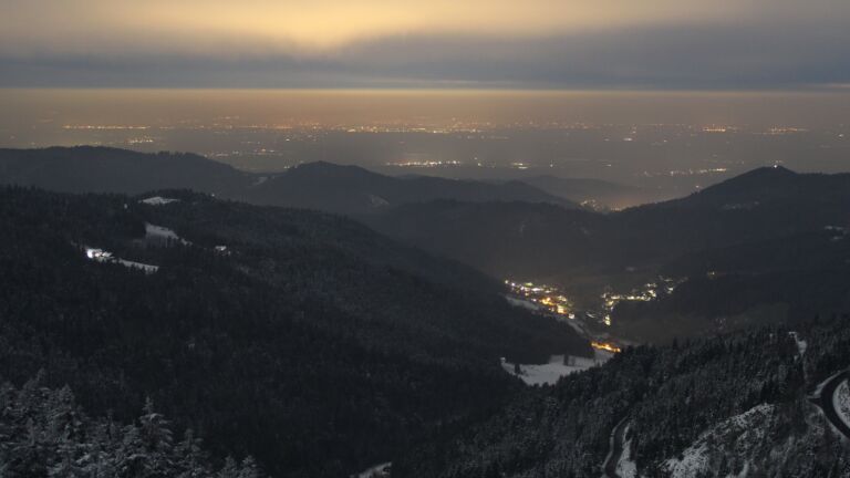 Dieses Bild zeigt eine Webcam-Aufnahme vom Achertal, aufgenommen am Sonntag, den 16.02.2025 um 01:00 Uhr. Die Temperatur betrug -4.7°C.