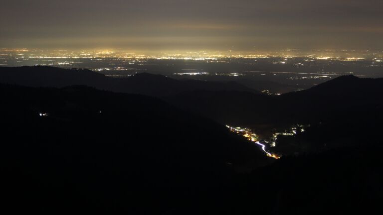 Dieses Bild zeigt eine Webcam-Aufnahme vom Achertal, aufgenommen am Samstag, den 22.02.2025 um 06:10 Uhr. Die Temperatur betrug 7°C.