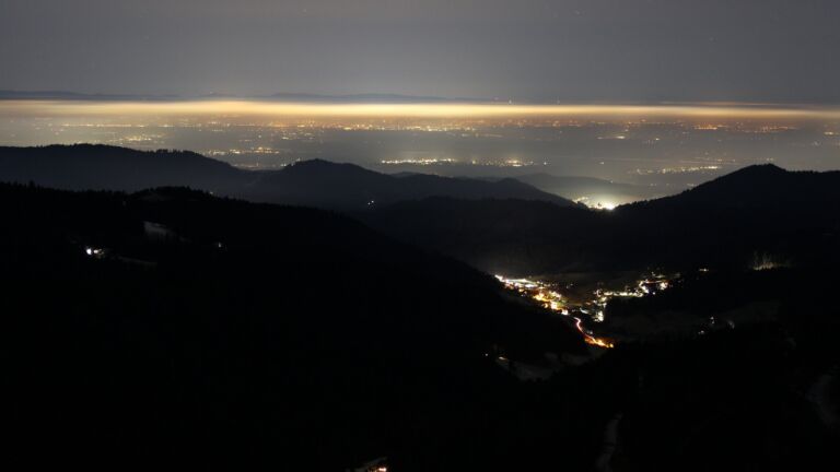 Dieses Bild zeigt eine Webcam-Aufnahme vom Achertal, aufgenommen am Dienstag, den 04.02.2025 um 21:00 Uhr. Die Temperatur betrug 3.5°C.