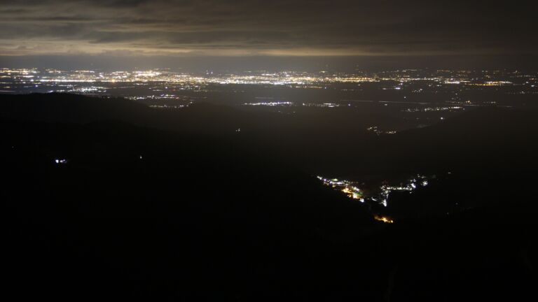 Dieses Bild zeigt eine Webcam-Aufnahme vom Achertal, aufgenommen am Samstag, den 22.02.2025 um 22:30 Uhr. Die Temperatur betrug 4.9°C.