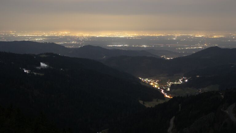 Dieses Bild zeigt eine Webcam-Aufnahme vom Achertal, aufgenommen am Sonntag, den 09.03.2025 um 20:30 Uhr. Die Temperatur betrug 10°C.