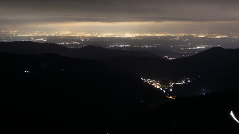 Dieses Bild zeigt eine Webcam-Aufnahme vom Achertal, aufgenommen am Donnerstag, den 20.02.2025 um 21:00 Uhr. Die Temperatur betrug 6.6°C.