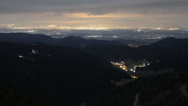 Dieses Bild zeigt eine Webcam-Aufnahme vom Achertal, aufgenommen am Dienstag, den 11.03.2025 um 23:00 Uhr. Die Temperatur betrug 4.8°C.