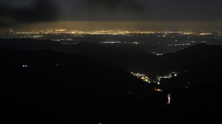 Dieses Bild zeigt eine Webcam-Aufnahme vom Achertal, aufgenommen am Samstag, den 01.02.2025 um 22:00 Uhr. Die Temperatur betrug -3.8°C.