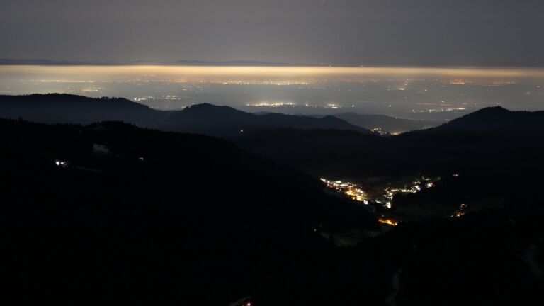 Dieses Bild zeigt eine Webcam-Aufnahme vom Achertal, aufgenommen am Dienstag, den 04.02.2025 um 22:30 Uhr. Die Temperatur betrug 3.9°C.