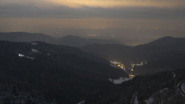 Dieses Bild zeigt eine Webcam-Aufnahme vom Achertal, aufgenommen am Sonntag, den 16.02.2025 um 04:30 Uhr. Die Temperatur betrug -5.1°C.