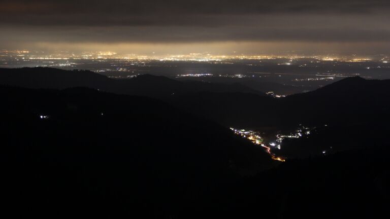 Dieses Bild zeigt eine Webcam-Aufnahme vom Achertal, aufgenommen am Donnerstag, den 20.02.2025 um 22:00 Uhr. Die Temperatur betrug 6.4°C.