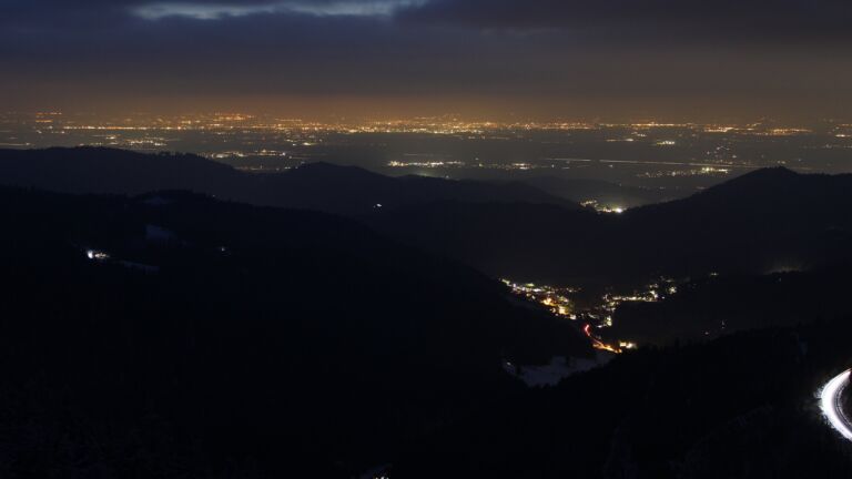 Dieses Bild zeigt eine Webcam-Aufnahme vom Achertal, aufgenommen am Montag, den 17.02.2025 um 19:00 Uhr. Die Temperatur betrug -4.3°C.