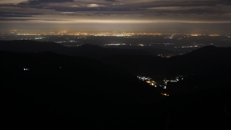 Dieses Bild zeigt eine Webcam-Aufnahme vom Achertal, aufgenommen am Freitag, den 21.02.2025 um 04:00 Uhr. Die Temperatur betrug 7.8°C.