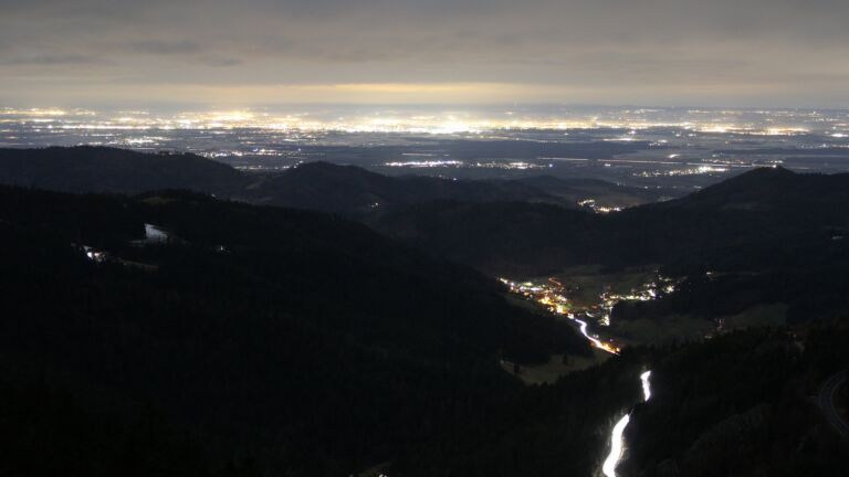 Dieses Bild zeigt eine Webcam-Aufnahme vom Achertal, aufgenommen am Montag, den 10.03.2025 um 21:00 Uhr. Die Temperatur betrug 3.9°C.