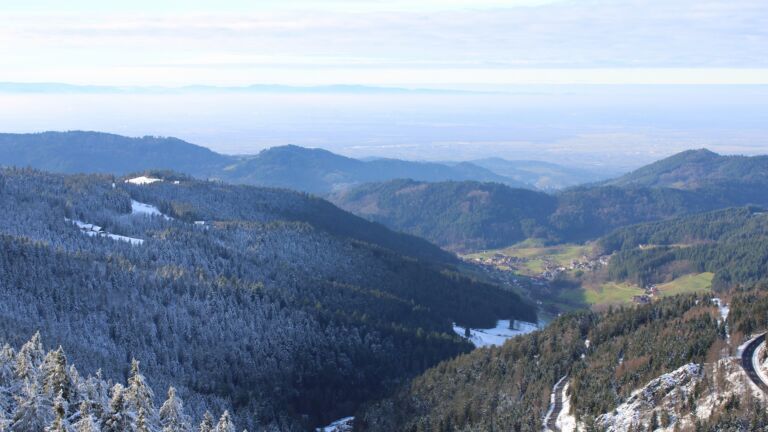 Dieses Bild zeigt eine Webcam-Aufnahme vom Achertal, aufgenommen am Mittwoch, den 25.12.2024 um 13:40 Uhr. Die Temperatur betrug 1.8°C.