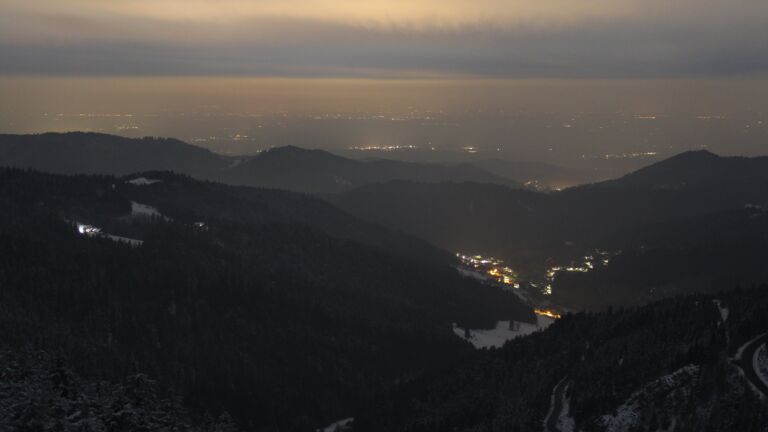 Dieses Bild zeigt eine Webcam-Aufnahme vom Achertal, aufgenommen am Sonntag, den 16.02.2025 um 05:00 Uhr. Die Temperatur betrug -5.5°C.