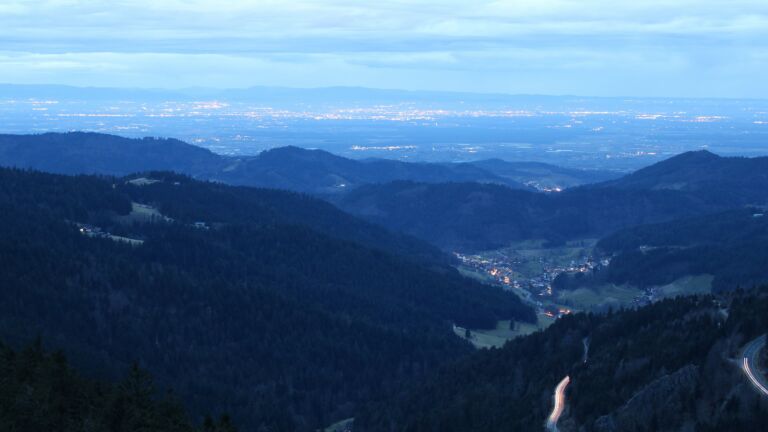 Dieses Bild zeigt eine Webcam-Aufnahme vom Achertal, aufgenommen am Montag, den 24.02.2025 um 18:30 Uhr. Die Temperatur betrug 6.2°C.