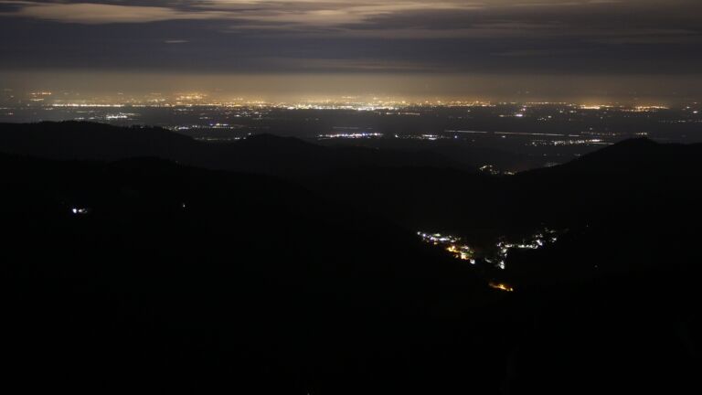 Dieses Bild zeigt eine Webcam-Aufnahme vom Achertal, aufgenommen am Freitag, den 21.02.2025 um 01:00 Uhr. Die Temperatur betrug 7°C.