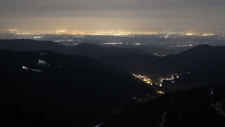 Dieses Bild zeigt eine Webcam-Aufnahme vom Achertal, aufgenommen am Donnerstag, den 06.03.2025 um 23:30 Uhr. Die Temperatur betrug 9.8°C.