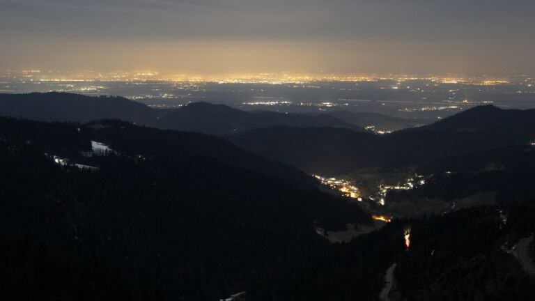 Dieses Bild zeigt eine Webcam-Aufnahme vom Achertal, aufgenommen am Samstag, den 08.03.2025 um 22:00 Uhr. Die Temperatur betrug 8.6°C.