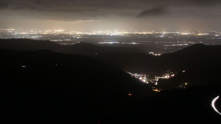 Dieses Bild zeigt eine Webcam-Aufnahme vom Achertal, aufgenommen am Freitag, den 06.12.2024 um 21:30 Uhr. Die Temperatur betrug -0.3°C.