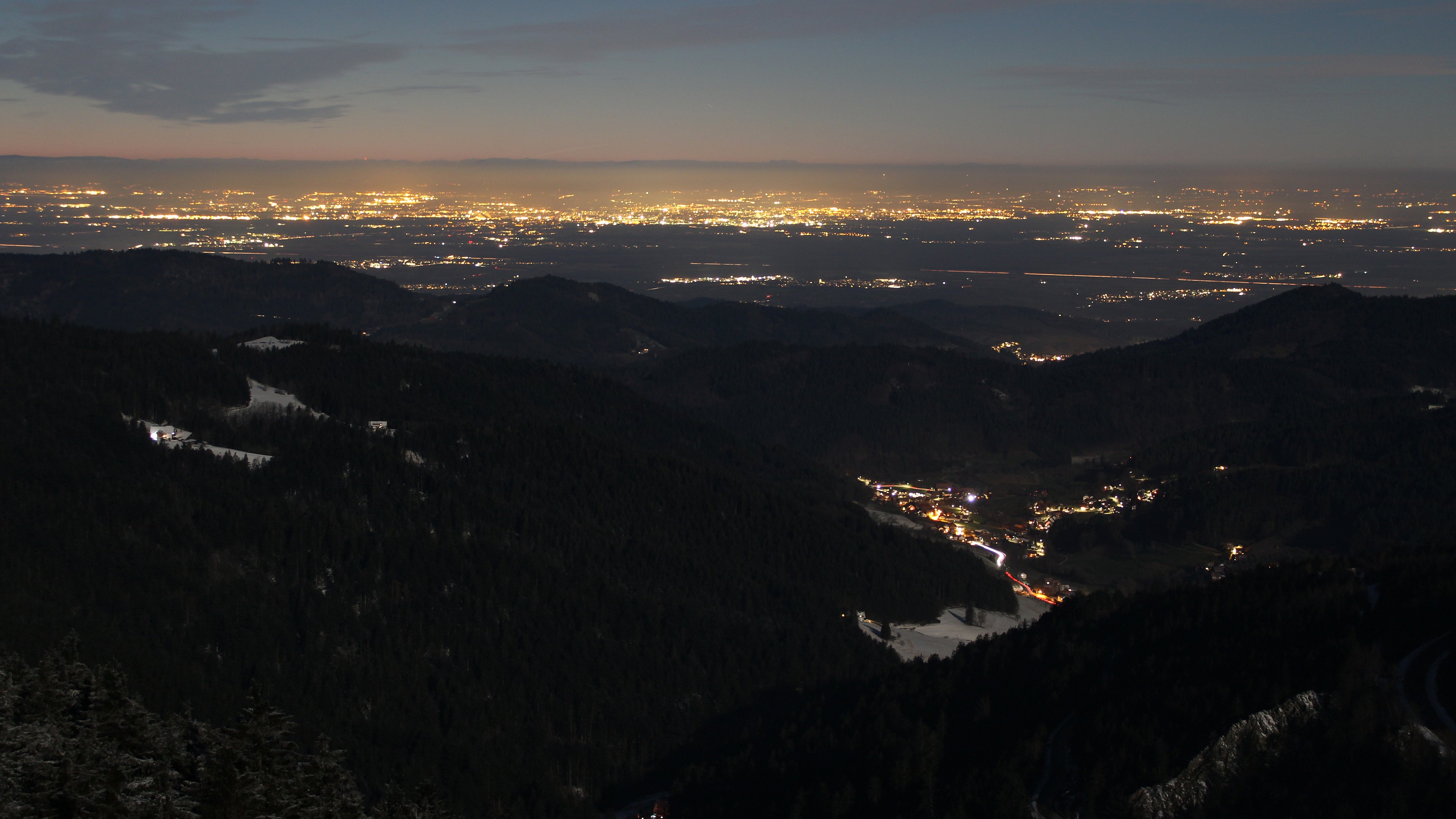 Dieses Bild zeigt eine Webcam-Aufnahme vom Achertal, aufgenommen am Montag, den 13.01.2025 um 18:30 Uhr. Die Temperatur betrug -8.7°C.