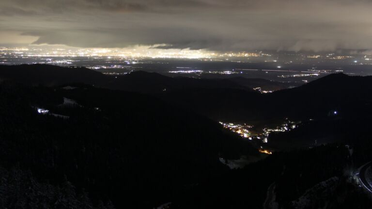 Dieses Bild zeigt eine Webcam-Aufnahme vom Achertal, aufgenommen am Donnerstag, den 27.02.2025 um 20:30 Uhr. Die Temperatur betrug -0.3°C.