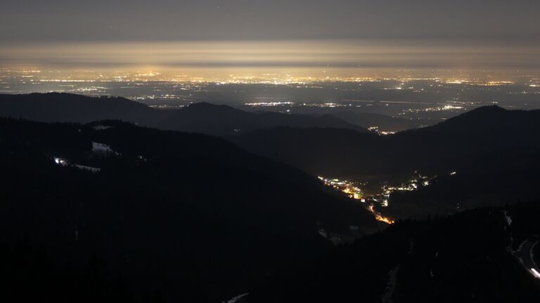 Dieses Bild zeigt eine Webcam-Aufnahme vom Achertal, aufgenommen am Mittwoch, den 05.03.2025 um 21:30 Uhr. Die Temperatur betrug 7.7°C.