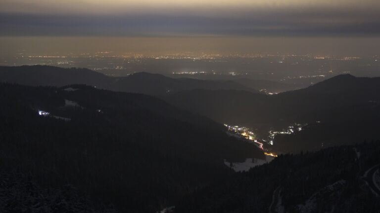 Dieses Bild zeigt eine Webcam-Aufnahme vom Achertal, aufgenommen am Samstag, den 15.02.2025 um 22:00 Uhr. Die Temperatur betrug -5.4°C.