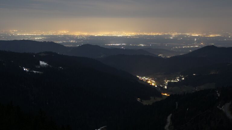 Dieses Bild zeigt eine Webcam-Aufnahme vom Achertal, aufgenommen am Samstag, den 08.03.2025 um 22:30 Uhr. Die Temperatur betrug 8.3°C.