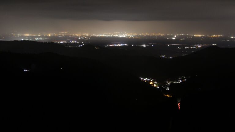 Dieses Bild zeigt eine Webcam-Aufnahme vom Achertal, aufgenommen am Donnerstag, den 23.01.2025 um 04:30 Uhr. Die Temperatur betrug 5.1°C.