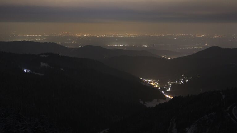 Dieses Bild zeigt eine Webcam-Aufnahme vom Achertal, aufgenommen am Samstag, den 15.02.2025 um 21:30 Uhr. Die Temperatur betrug -5.3°C.