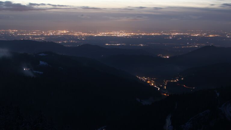 Dieses Bild zeigt eine Webcam-Aufnahme vom Achertal, aufgenommen am Mittwoch, den 26.02.2025 um 19:00 Uhr. Die Temperatur betrug -0.3°C.