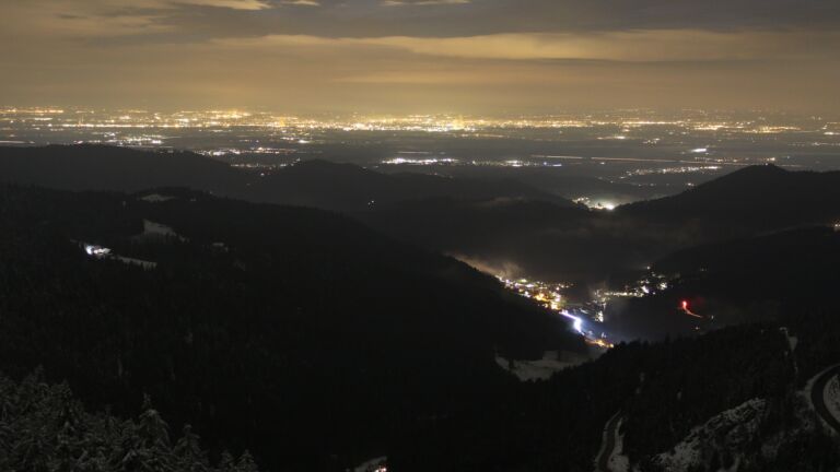 Dieses Bild zeigt eine Webcam-Aufnahme vom Achertal, aufgenommen am Freitag, den 28.02.2025 um 19:40 Uhr. Die Temperatur betrug -2°C.