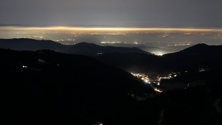 Dieses Bild zeigt eine Webcam-Aufnahme vom Achertal, aufgenommen am Dienstag, den 04.02.2025 um 20:30 Uhr. Die Temperatur betrug 3.8°C.