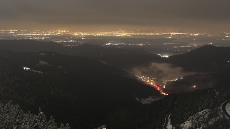 Dieses Bild zeigt eine Webcam-Aufnahme vom Achertal, aufgenommen am Freitag, den 28.02.2025 um 20:00 Uhr. Die Temperatur betrug -1.9°C.