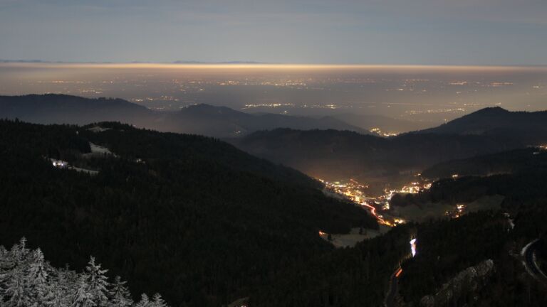 Dieses Bild zeigt eine Webcam-Aufnahme vom Achertal, aufgenommen am Freitag, den 13.12.2024 um 18:30 Uhr. Die Temperatur betrug 1.8°C.