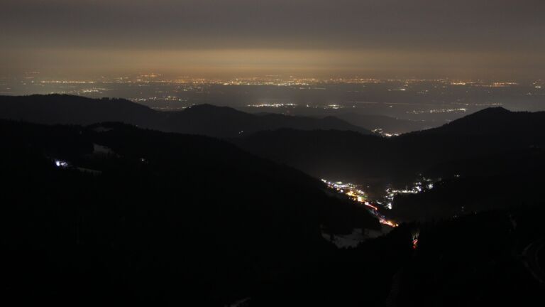 Dieses Bild zeigt eine Webcam-Aufnahme vom Achertal, aufgenommen am Mittwoch, den 19.02.2025 um 22:00 Uhr. Die Temperatur betrug 4.5°C.