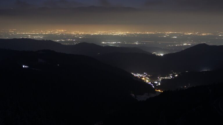 Dieses Bild zeigt eine Webcam-Aufnahme vom Achertal, aufgenommen am Montag, den 17.02.2025 um 19:20 Uhr. Die Temperatur betrug -4.7°C.