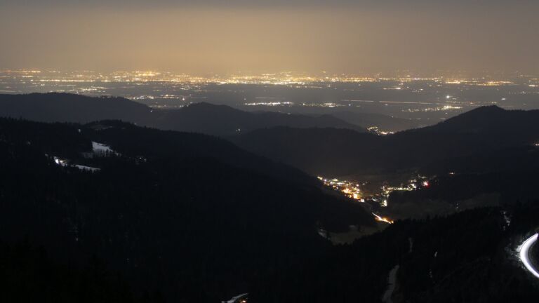 Dieses Bild zeigt eine Webcam-Aufnahme vom Achertal, aufgenommen am Freitag, den 07.03.2025 um 21:00 Uhr. Die Temperatur betrug 7.5°C.