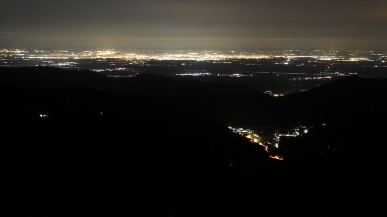 Dieses Bild zeigt eine Webcam-Aufnahme vom Achertal, aufgenommen am Sonntag, den 23.02.2025 um 22:00 Uhr. Die Temperatur betrug 5.5°C.