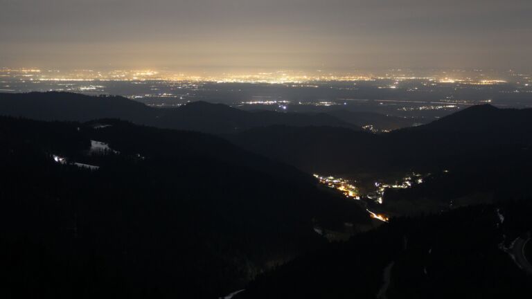 Dieses Bild zeigt eine Webcam-Aufnahme vom Achertal, aufgenommen am Donnerstag, den 06.03.2025 um 23:00 Uhr. Die Temperatur betrug 9.4°C.