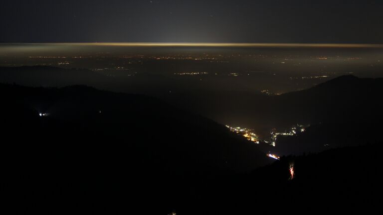 Dieses Bild zeigt eine Webcam-Aufnahme vom Achertal, aufgenommen am Sonntag, den 02.02.2025 um 23:30 Uhr. Die Temperatur betrug 4.9°C.