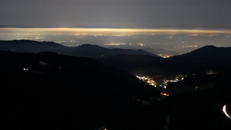 Dieses Bild zeigt eine Webcam-Aufnahme vom Achertal, aufgenommen am Dienstag, den 04.02.2025 um 22:00 Uhr. Die Temperatur betrug 3.8°C.