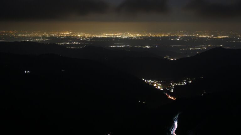 Dieses Bild zeigt eine Webcam-Aufnahme vom Achertal, aufgenommen am Samstag, den 01.02.2025 um 21:00 Uhr. Die Temperatur betrug -3.9°C.