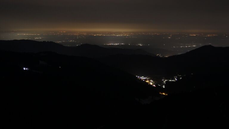 Dieses Bild zeigt eine Webcam-Aufnahme vom Achertal, aufgenommen am Donnerstag, den 20.02.2025 um 00:30 Uhr. Die Temperatur betrug 4.6°C.