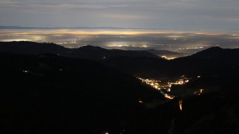 Dieses Bild zeigt eine Webcam-Aufnahme vom Achertal, aufgenommen am Dienstag, den 17.12.2024 um 21:30 Uhr. Die Temperatur betrug 6.2°C.