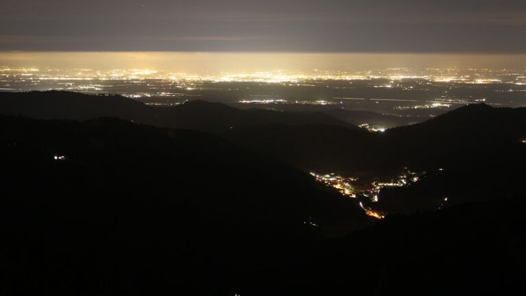 Dieses Bild zeigt eine Webcam-Aufnahme vom Achertal, aufgenommen am Freitag, den 31.01.2025 um 19:30 Uhr. Die Temperatur betrug -3.4°C.