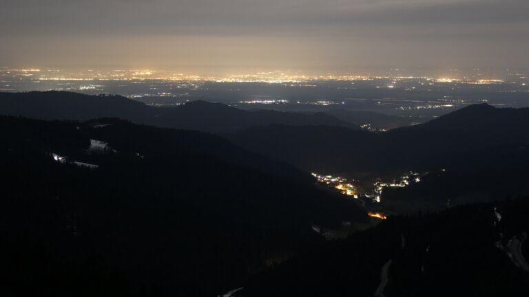 Dieses Bild zeigt eine Webcam-Aufnahme vom Achertal, aufgenommen am Freitag, den 07.03.2025 um 00:00 Uhr. Die Temperatur betrug 10.1°C.