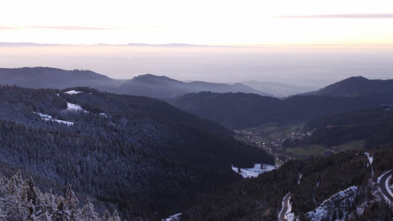 Dieses Bild zeigt eine Webcam-Aufnahme vom Achertal, aufgenommen am Mittwoch, den 25.12.2024 um 17:00 Uhr. Die Temperatur betrug 0.2°C.