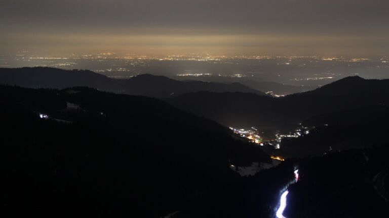 Dieses Bild zeigt eine Webcam-Aufnahme vom Achertal, aufgenommen am Mittwoch, den 19.02.2025 um 21:30 Uhr. Die Temperatur betrug 4.4°C.