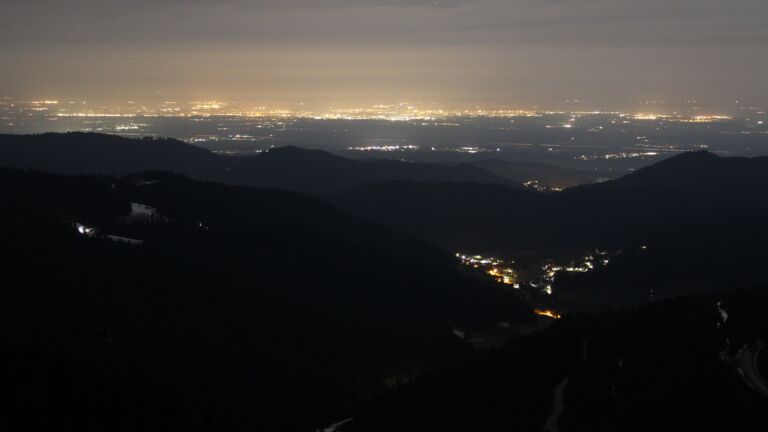 Dieses Bild zeigt eine Webcam-Aufnahme vom Achertal, aufgenommen am Freitag, den 07.03.2025 um 00:30 Uhr. Die Temperatur betrug 9.9°C.