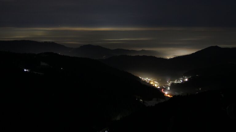 Dieses Bild zeigt eine Webcam-Aufnahme vom Achertal, aufgenommen am Sonntag, den 19.01.2025 um 20:30 Uhr. Die Temperatur betrug 4.3°C.