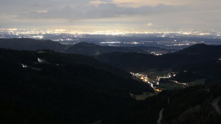 Dieses Bild zeigt eine Webcam-Aufnahme vom Achertal, aufgenommen am Dienstag, den 11.03.2025 um 21:00 Uhr. Die Temperatur betrug 4.8°C.